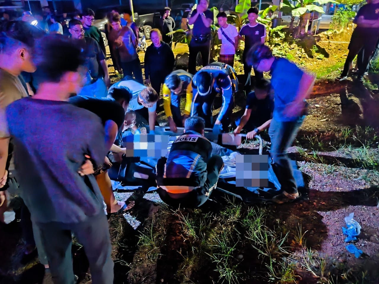 救援人员合力将其中一名伤者合力送往医院急救。（柔消拯局）