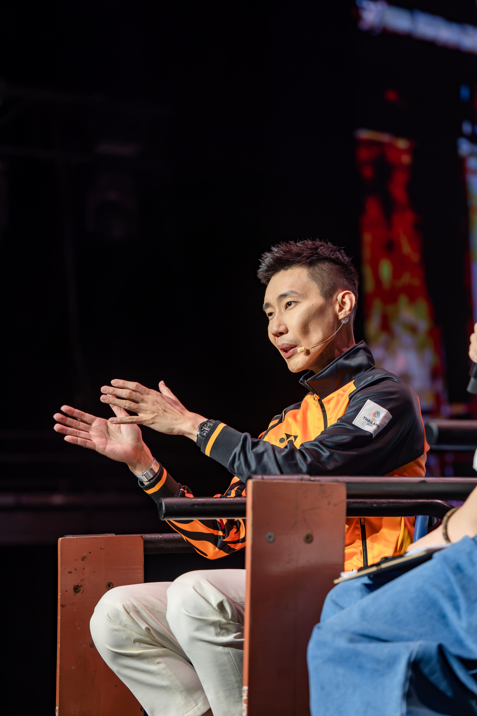 李宗伟退役不退场，持续为大马羽坛贡献力量，并积极推动“李宗伟杯”，为年轻球员创造更多比赛机会。