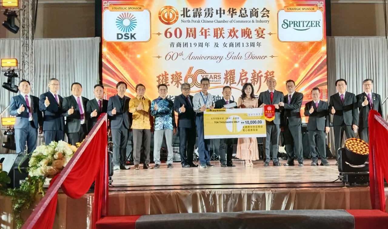 大会移交1万令吉捐款予太平华联中学义卖会筹委会。左5起王星元、郑国霖、黄家和及杜宝强等。