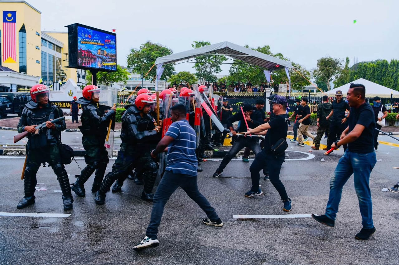 150黑衣人硬闯霹州政府大厦！ 谈判破裂掟水弹、烧轮胎 警方水炮车演练镇暴