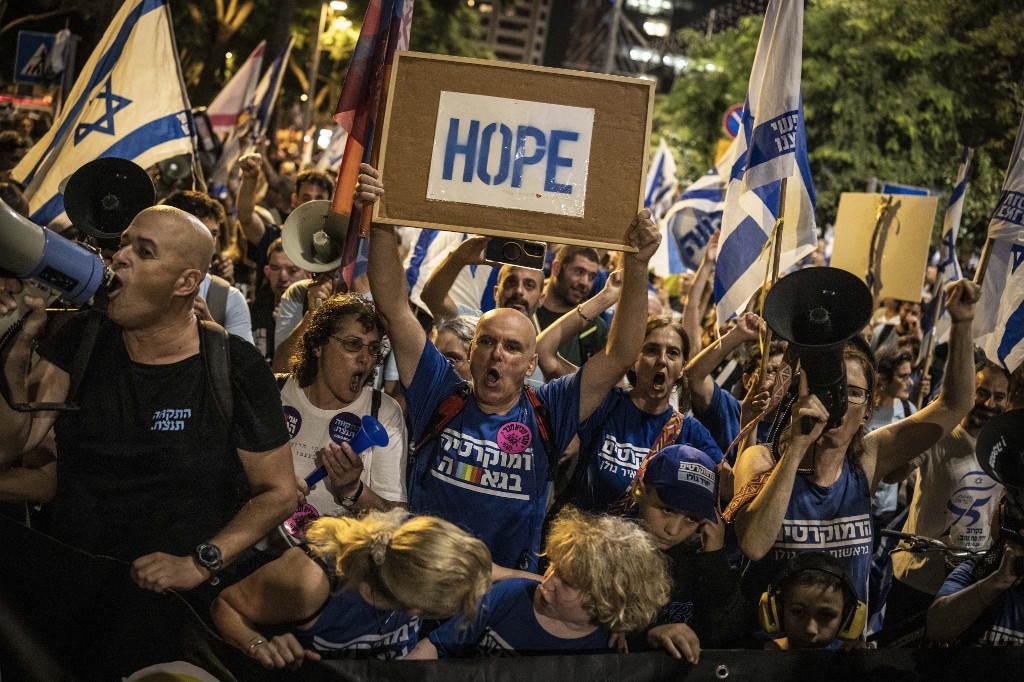 特拉维夫爆发反政府示威，抗议者从拉宾广场游行至“人质广场”，要求成立独立的国家调查委员会，彻查2023年10月7日哈马斯袭击事件及此前的安全失误。（图取自法新社）