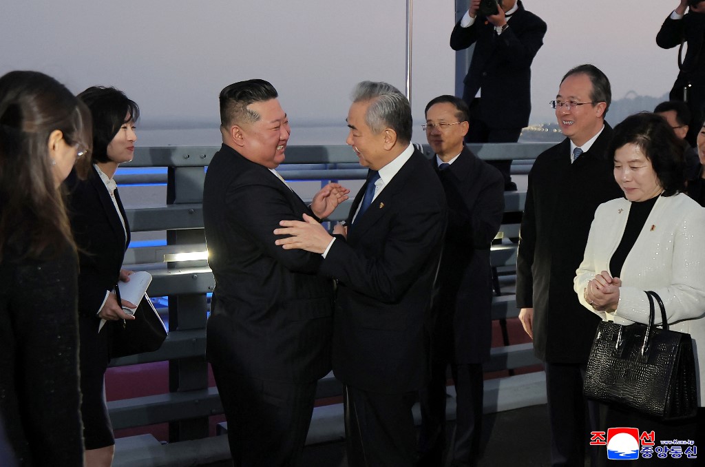 10月24日，朝鲜最高领导人金正恩访问辽宁省丹东，同中共中央政治局委员、外交部长王毅亲切交流。（图取自朝中社/法新社）