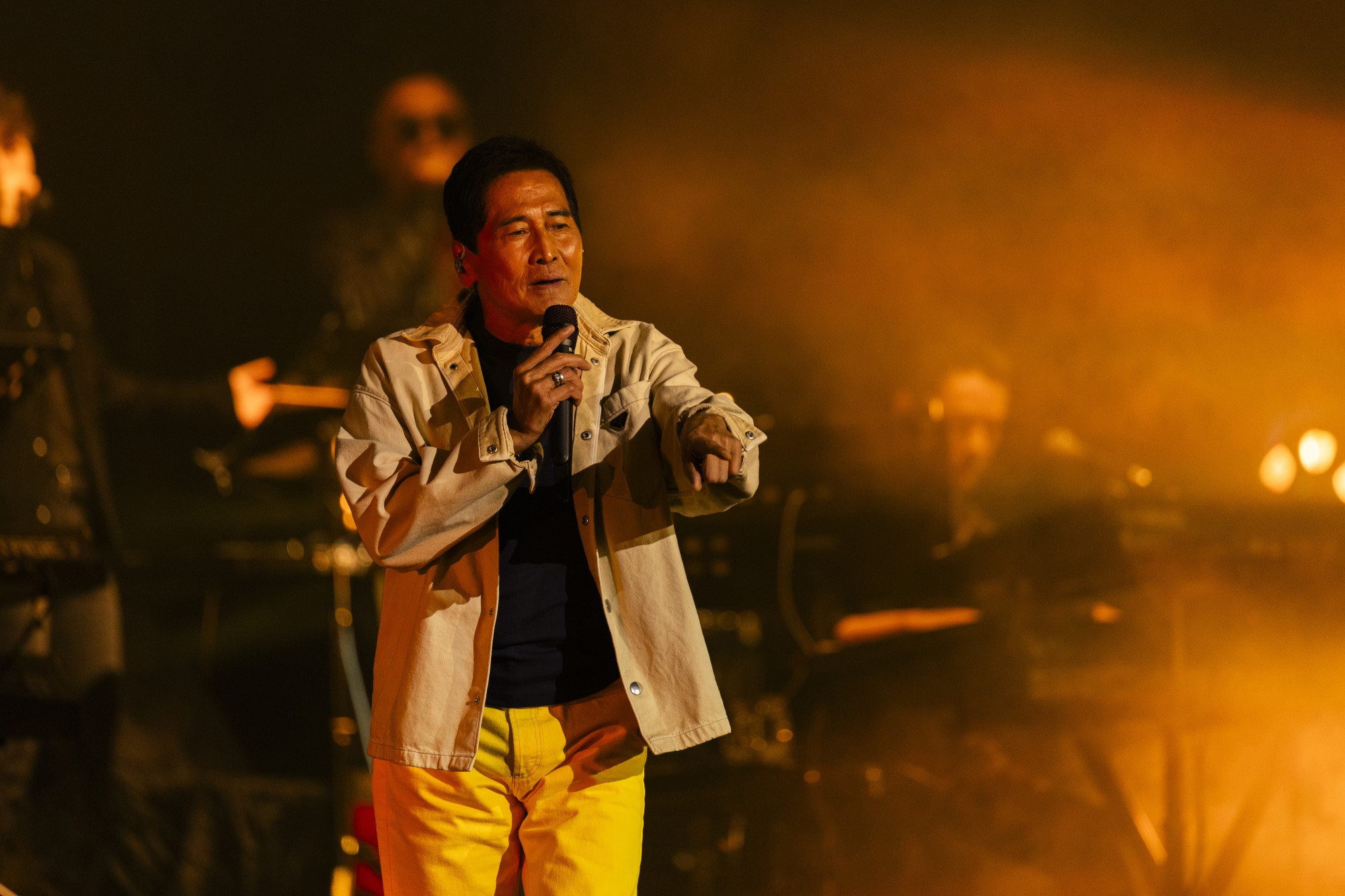 齐秦身穿白色外套登场，演绎摇滚风格的《九个太阳》时状态甚佳，尽显成熟舞台魅力。