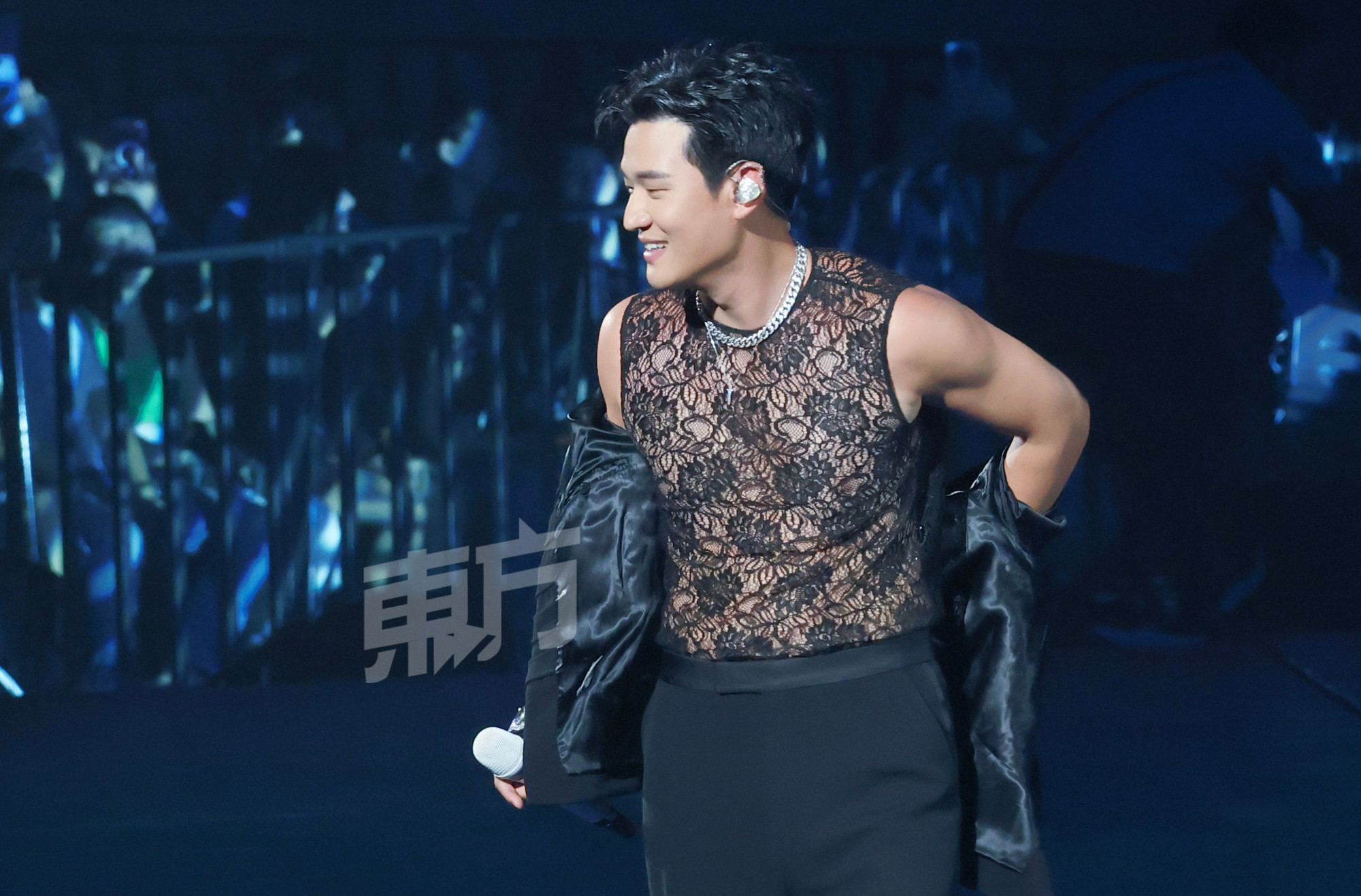 周兴哲脱下外套秀出麒麟臂，瞬间引爆全场尖叫！