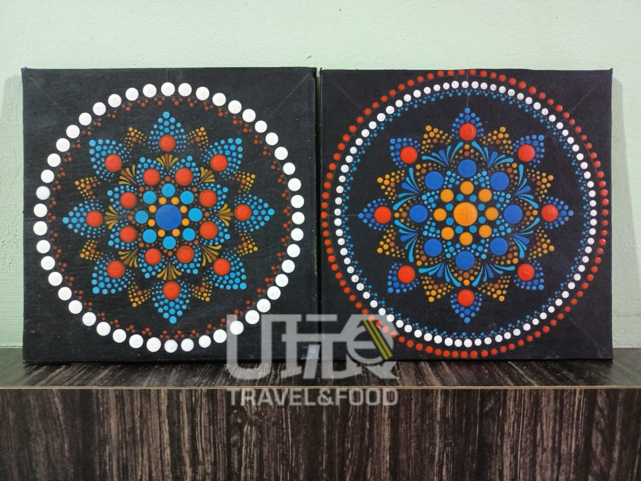 蓝仁俊下班后就躲进老街的画室，专心地投入曼陀罗画。