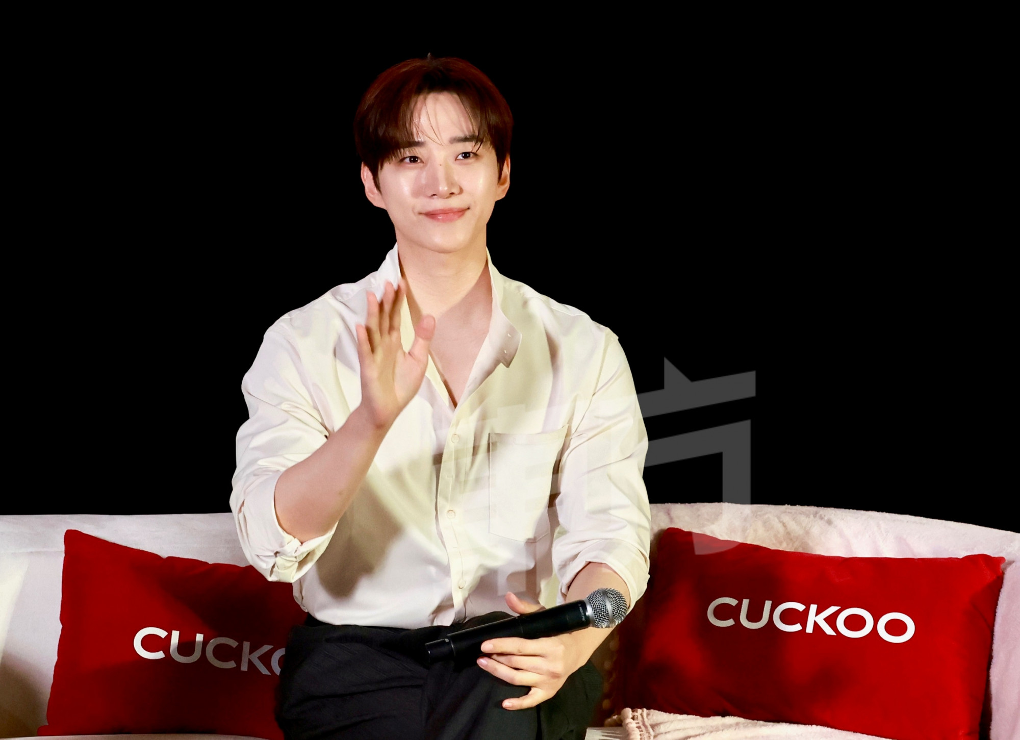 2PM出身的李俊昊，如今歌影视三栖发展。他透露，自己原本是朝著演员梦想努力，没想到后来先以偶像组合身分出道，能够拍戏对他而言就像梦想成真。他也希望未来能兼顾歌手与演员身分，在两条路上继续努力！