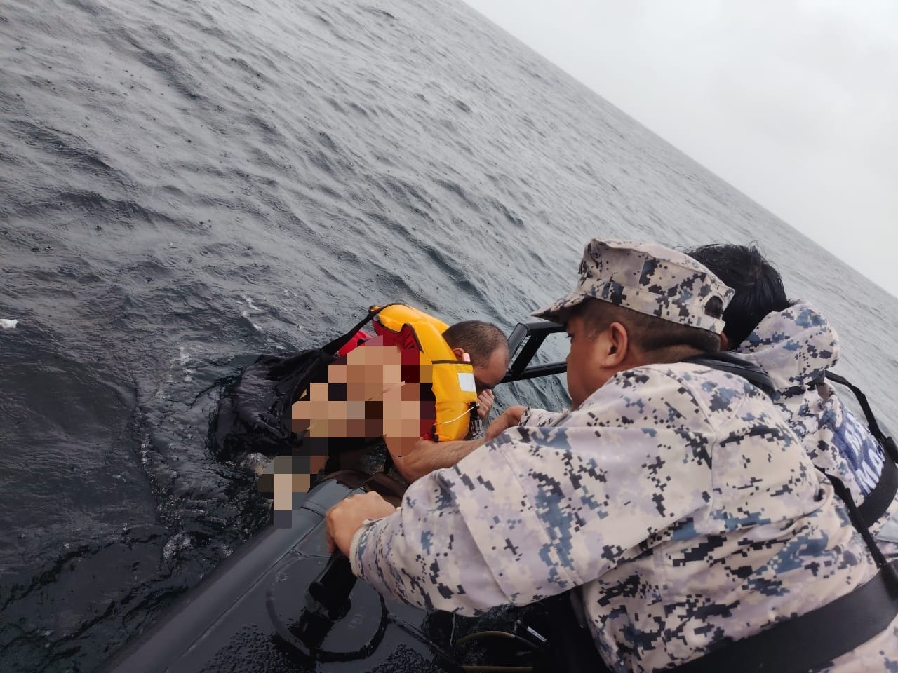 救援人员救起一名挖沙船沉没事故中的漂流船员。（图由海事执法机构提供）