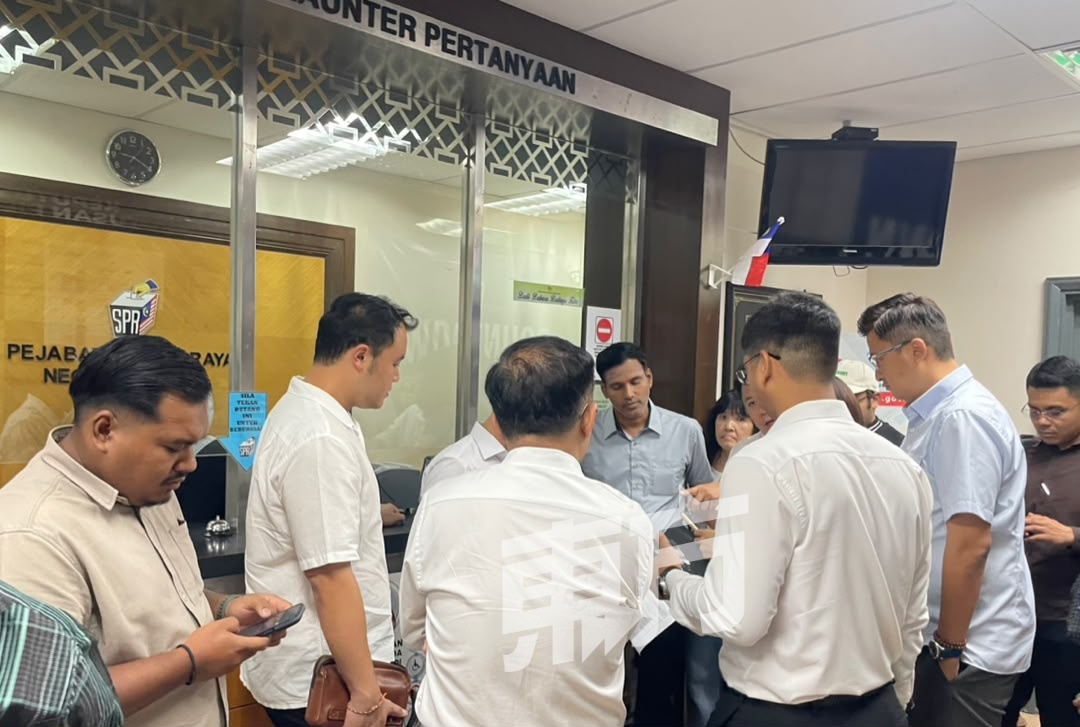 甲州行动党候选人齐齐现身甲州选委会办公室购买提名表格。