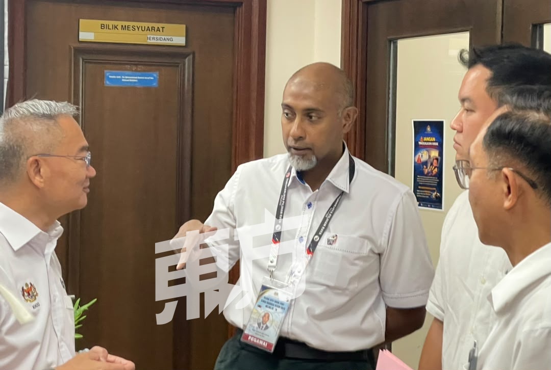鲁迪罗汉（左2）与行动党领袖聊天交流。