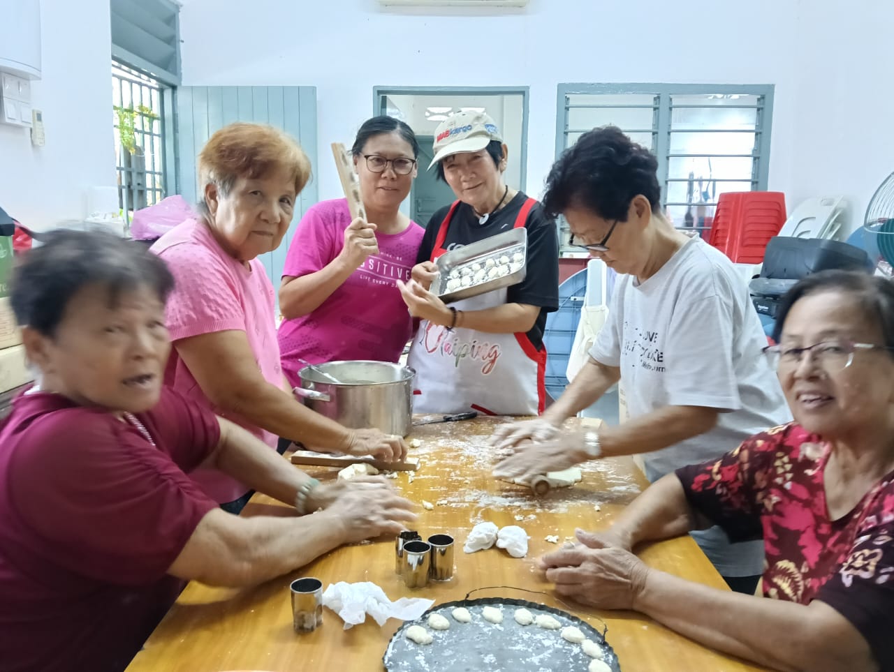 村委会积极凝聚居民，举办烹饪班等活动，让妇女们学习手作点心，增进邻里感情。