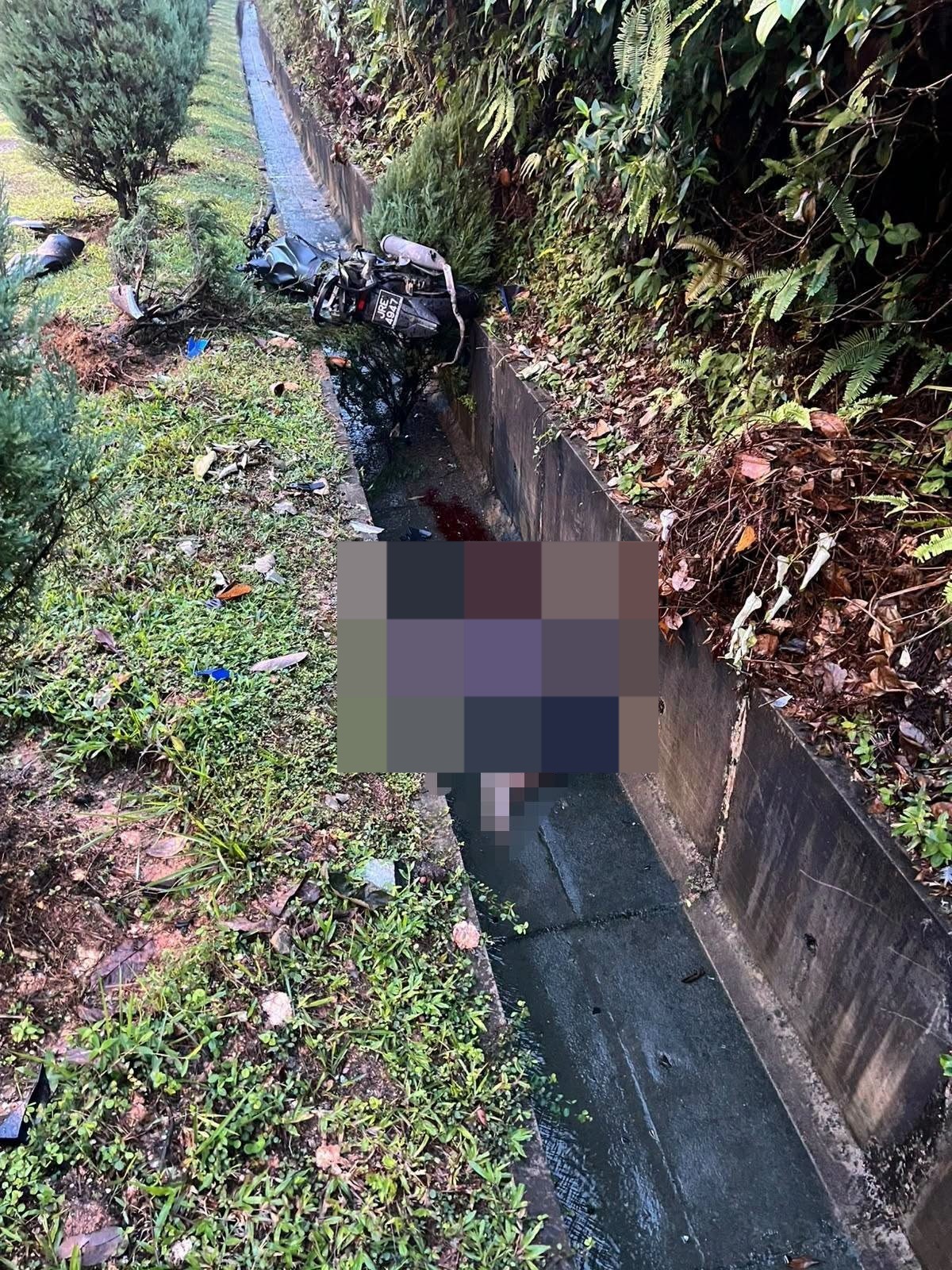 一名摩哆骑士被轿车撞上后，跌落路边沟渠，伤重毙命。（图取自面子书）