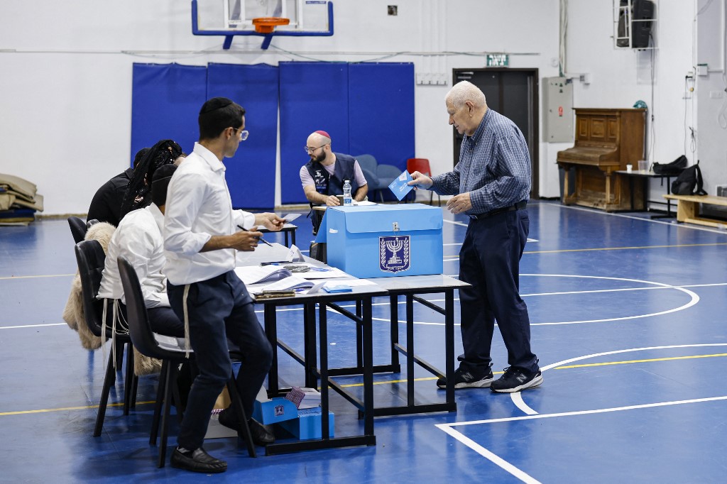一名男子周二在耶路撒冷的一个投票站投票，当天是以色列国会选举日。（图取自法新社）
