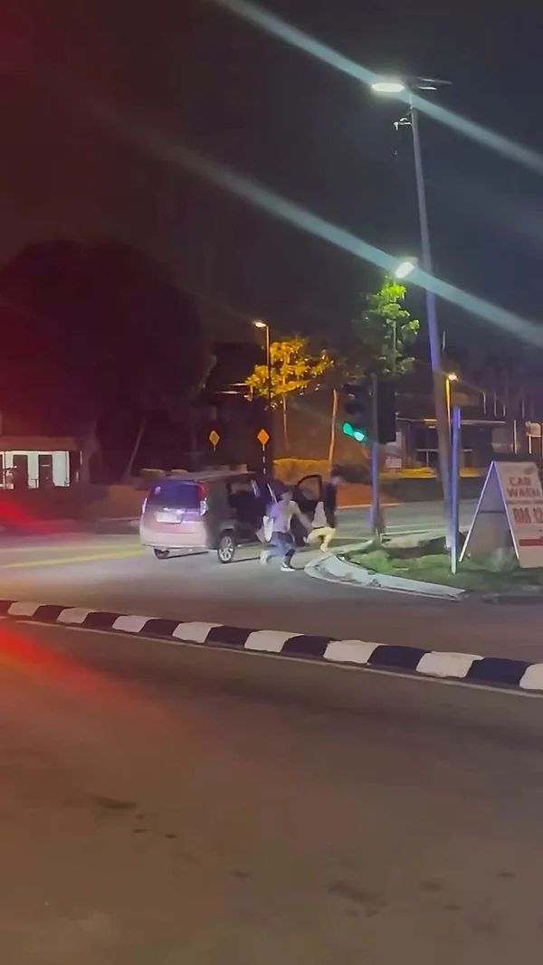 4名男子弃车后往不同方向逃窜。（图取自社交媒体）