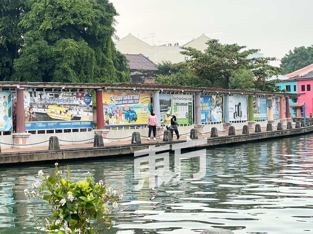 甲州沿河畔是非常受欢迎的休闲场所，甲市民和游客会经常到来运动和散步。