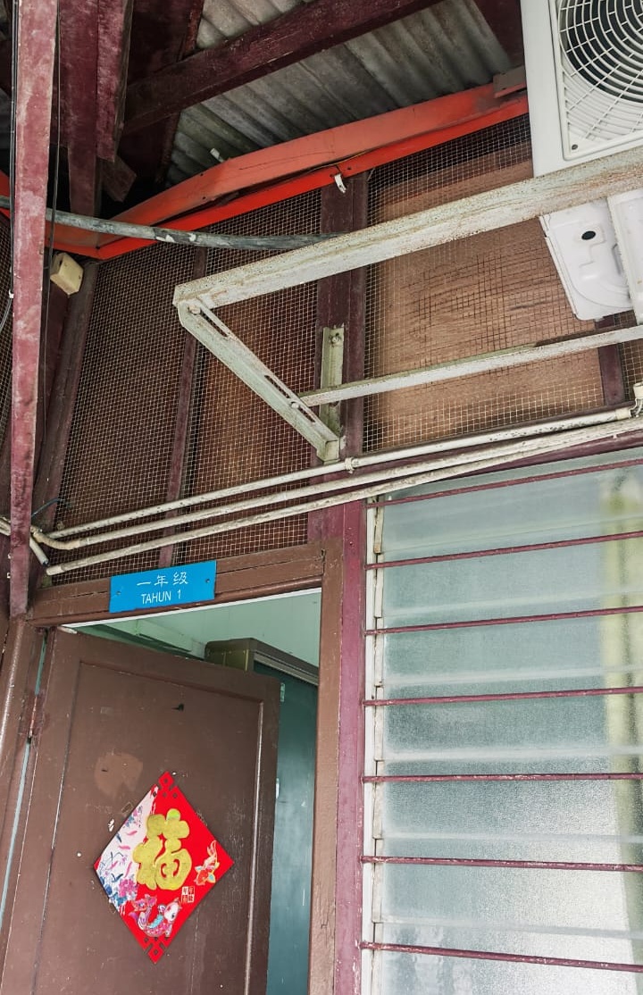 警察怀疑是从此处爬上天花板。