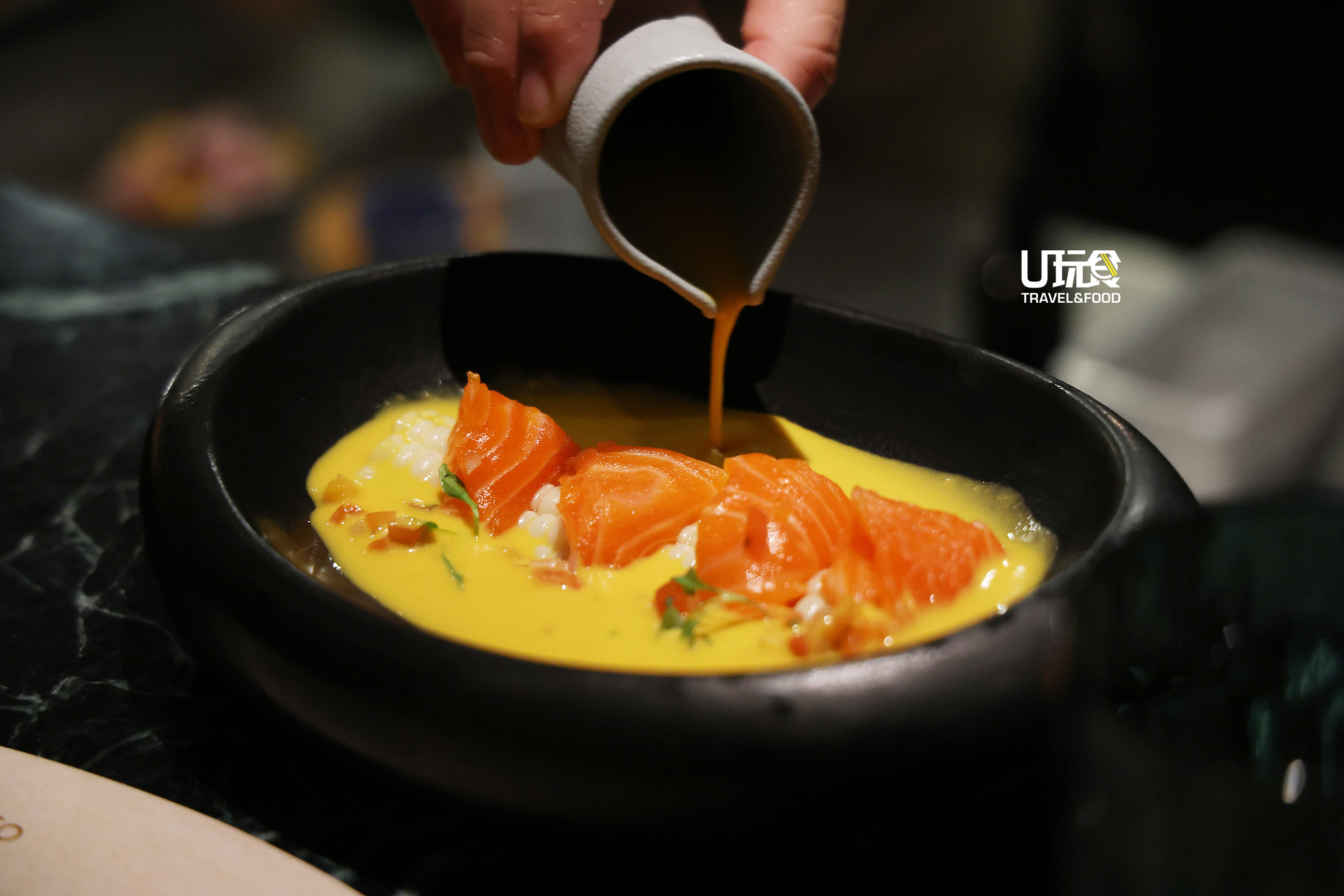 Salmon Tiradito以秘鲁经典料理为灵感，将三文鱼以薄切方式呈现，展现南美海岸饮食特色。