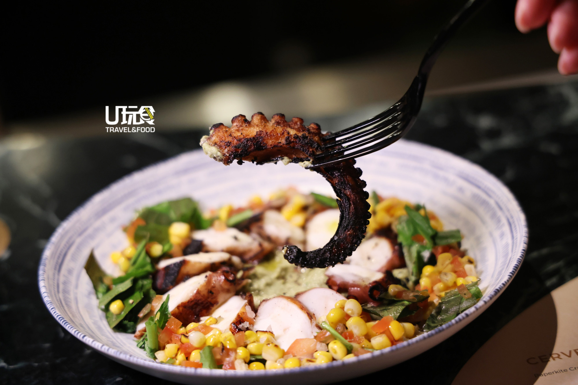 炭烤章鱼Pulpo a la Parrilla搭配秘鲁特色香草，灵感源自安第斯地区古老的Pachamanca烹饪传统。
