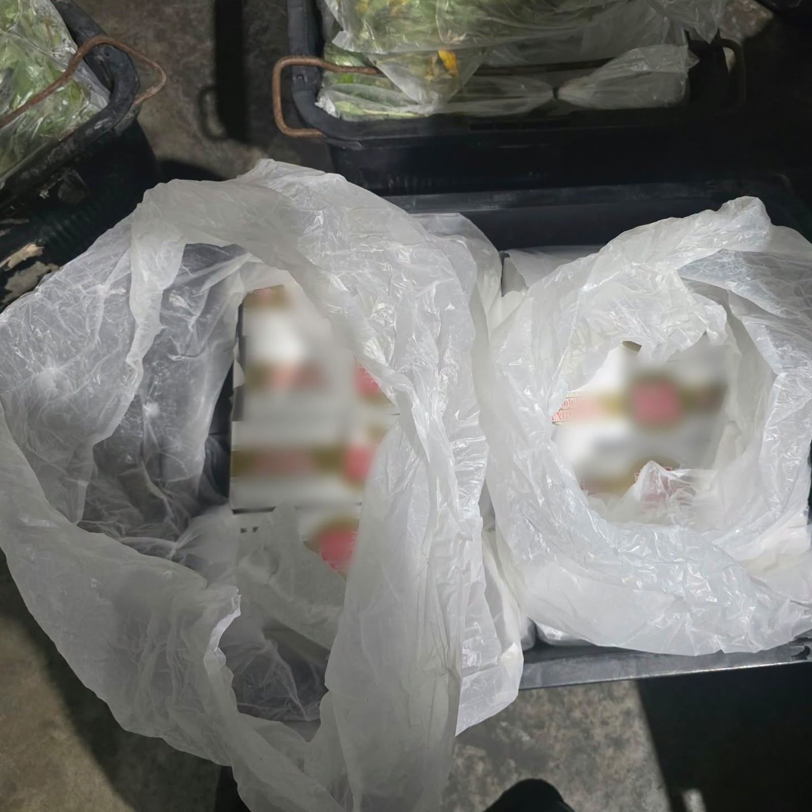 部分漏税香烟则被装进白色塑胶袋内，试图掩人耳目。