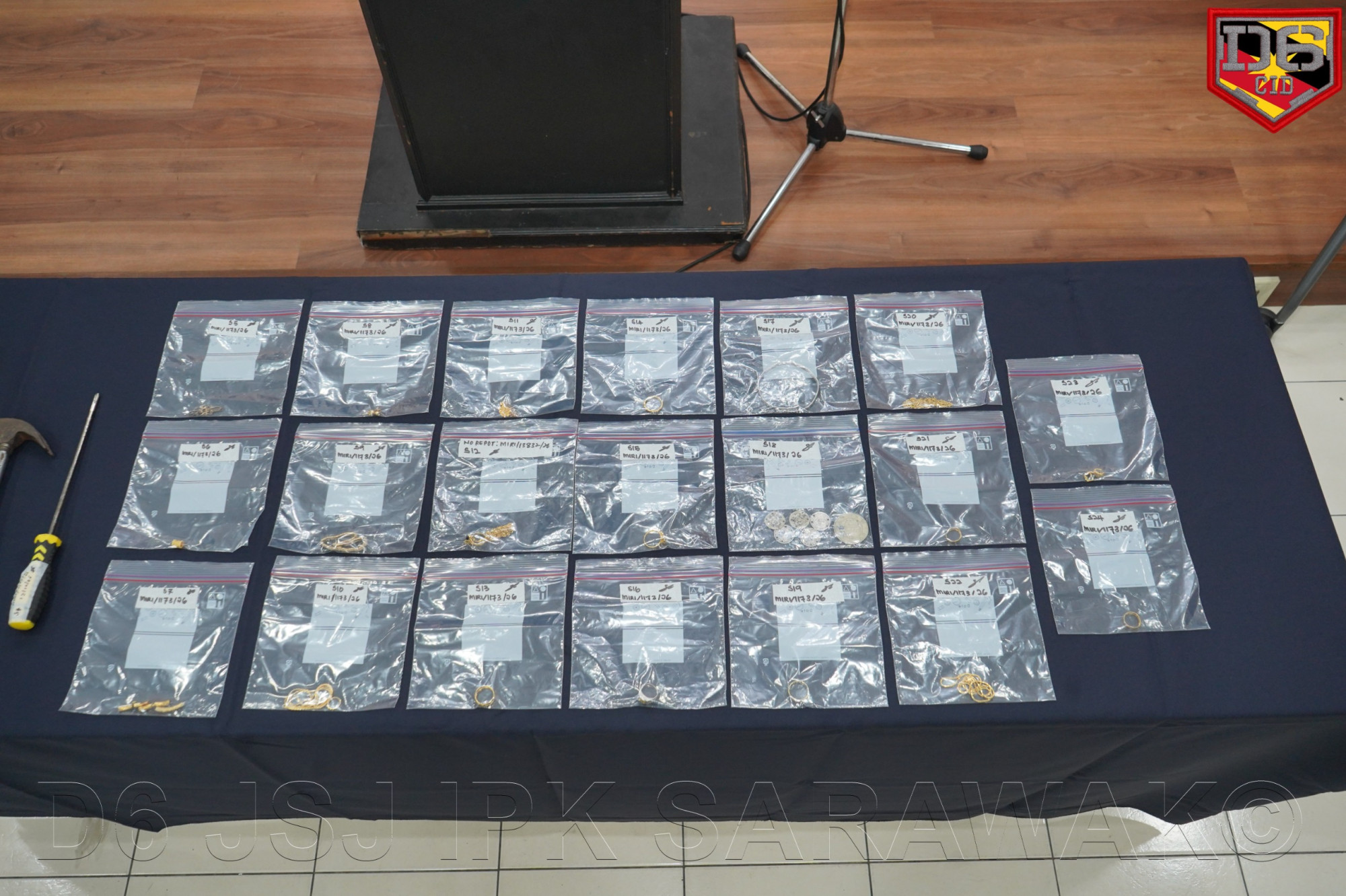 警方取获的赃物，包括金项链及手链、戒指、耳环、旧钱币等首饰。