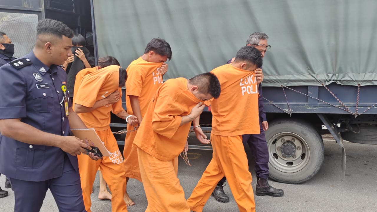 9名嫌男被押往法庭时摄。
