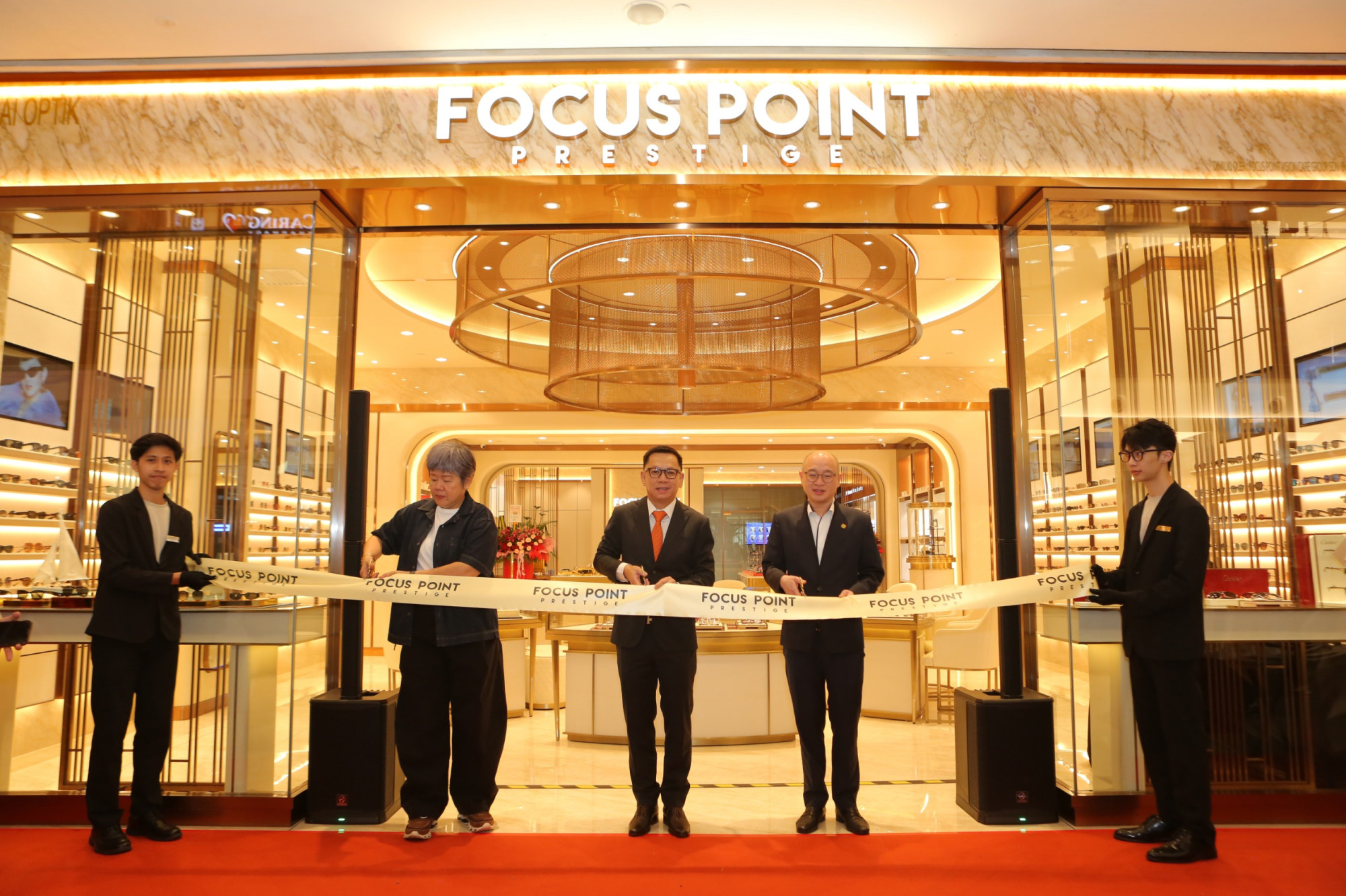 李彩珍（左2起）、廖俊亮和赖君杰为Focus Point Prestige进行开幕剪彩。图：焦点眼镜提供