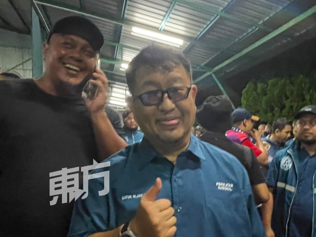 贾拉尼（左2）现身会场，热情与媒体打招呼。