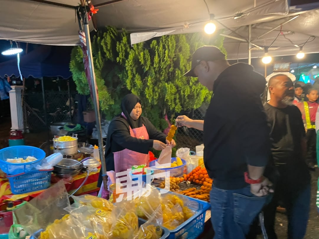 场外也贩售熟食，现场宛小型嘉年华。
