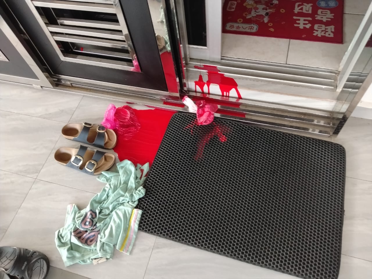事主住家也遭讨债者上门泼漆。（图由林道祥提供）