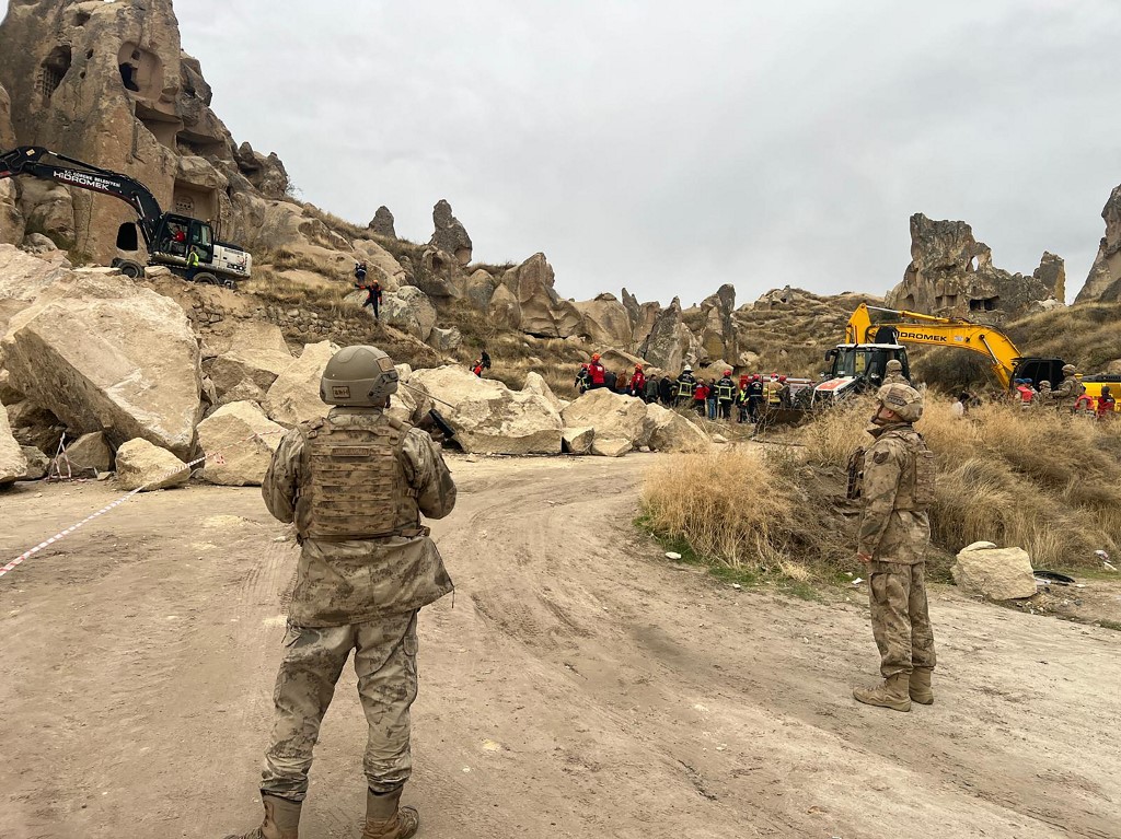 土耳其士兵和救援队正在一处因强降雨引发山崩而坍塌的岩层现场搜寻受害者。（图取自DHA/法新社）