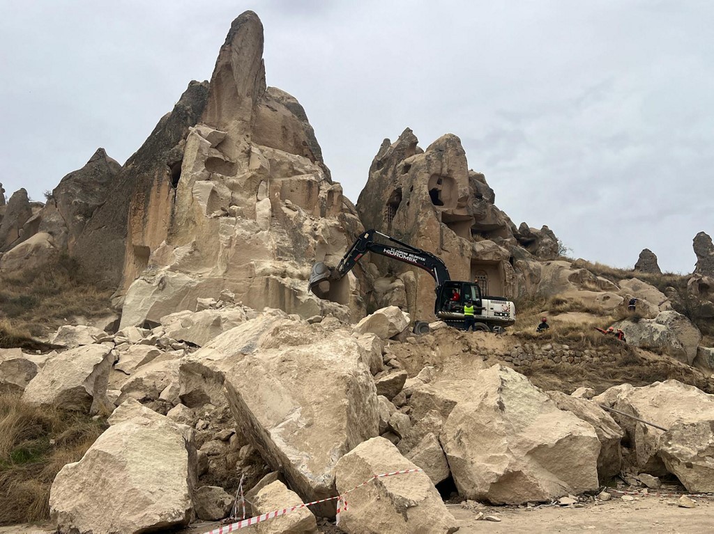 救援队正在一处因强降雨引发山崩而坍塌的岩层现场搜寻受害者。（图取自DHA/法新社）