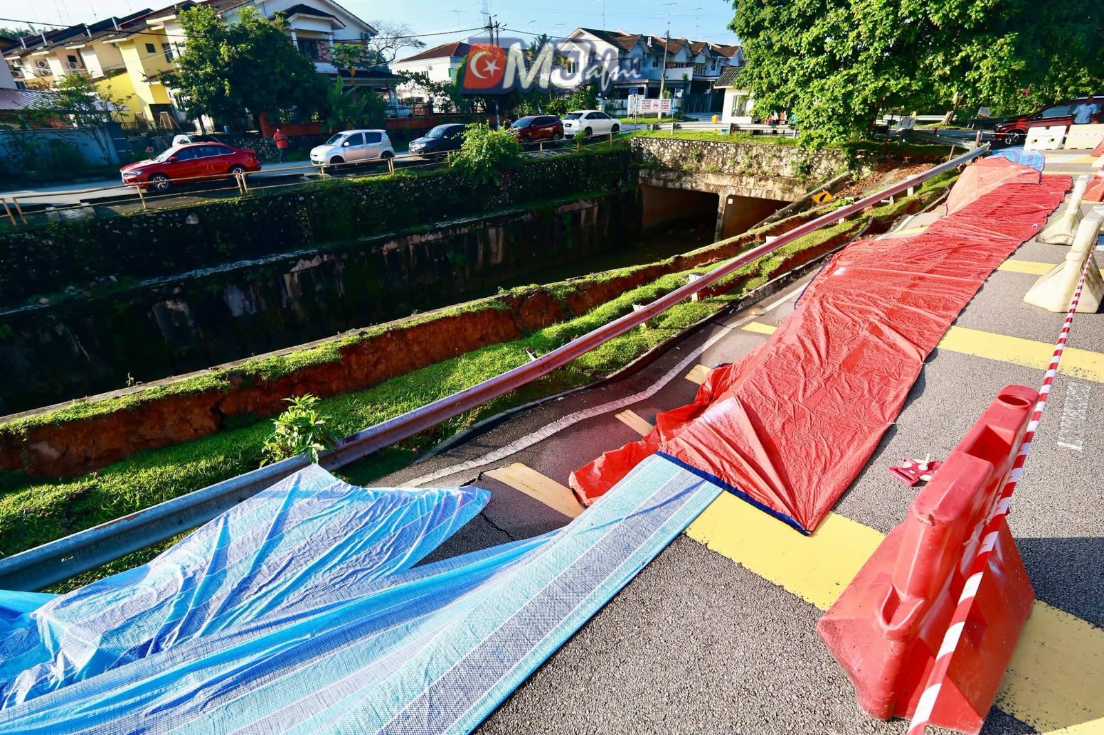 古来优美城第36/2土崩路段依旧关闭，确保道路使用者安全。（图取自莫哈末嘉福尼面子书）