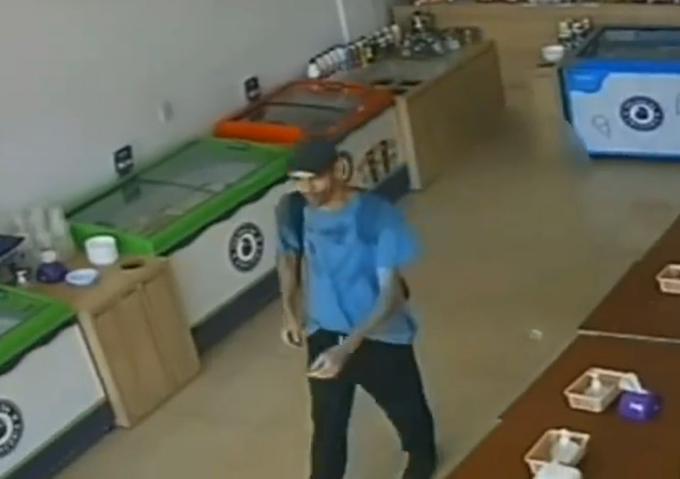 男子相信先以“借用洗手间”为借口到案发店内踩线，徘徊片刻后短暂离开。