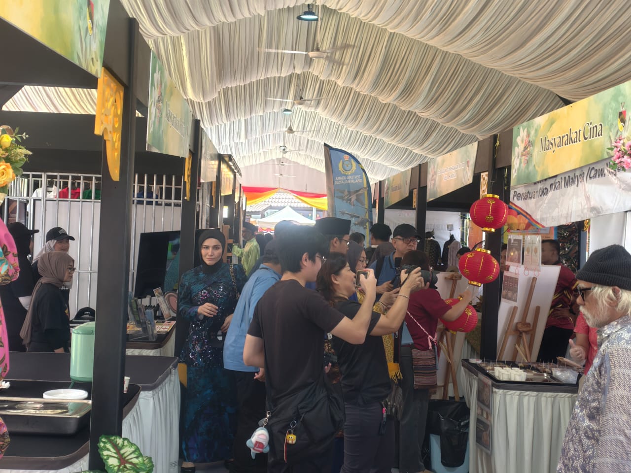 “森州母系习俗嘉年华会”设立了包含母系习俗文化及美食等参展摊位，吸引民众前往。