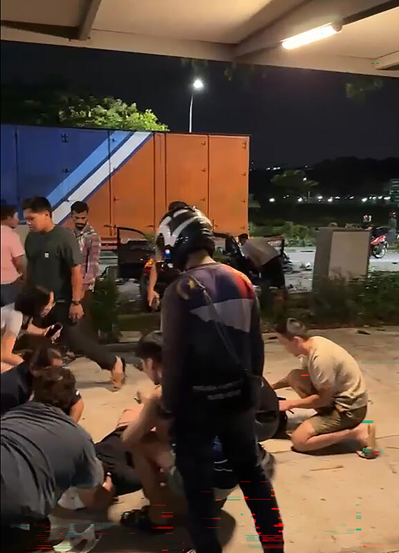 不少居民前来查看，并协助救援。 （受访者提供）
