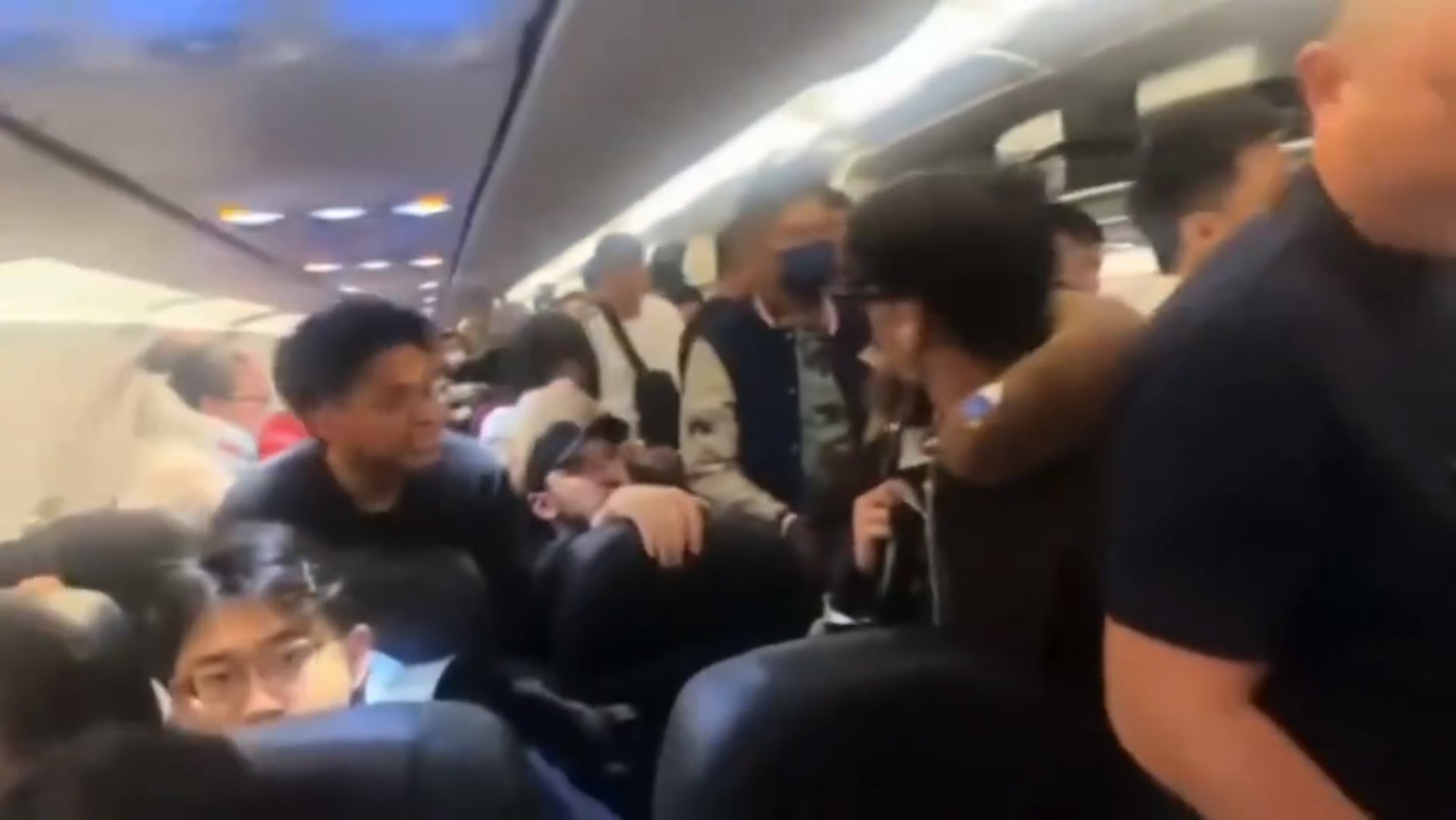 纠纷僵持不下，最终全部旅客下飞机安检。