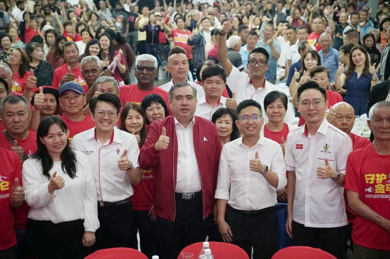 陆兆福（左3）与金马仑行动党领袖及支持者合影，大家纷纷竖起拇指，现场气氛热烈。这场“守护金马仑，坚定向前行”筹款晚宴共设60桌。（图何子扬面书）