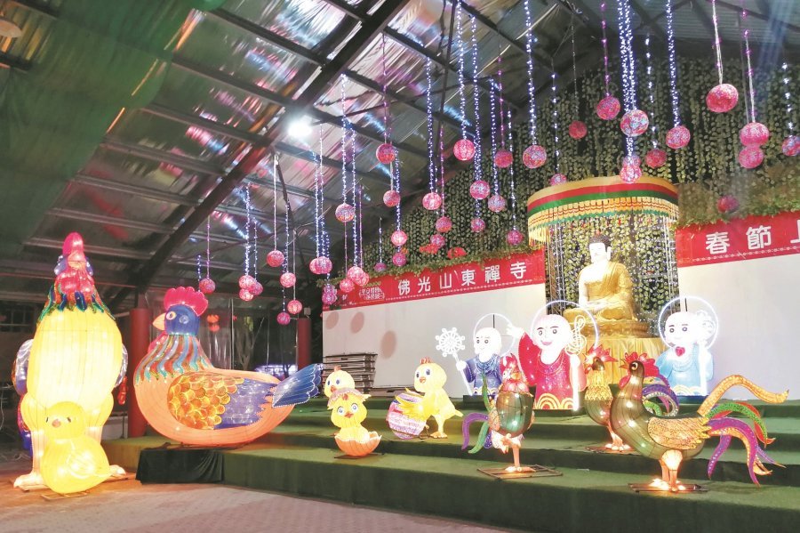 东禅寺内布满小和尚与鸡只开心一起玩乐的灯饰，显现无比童趣。