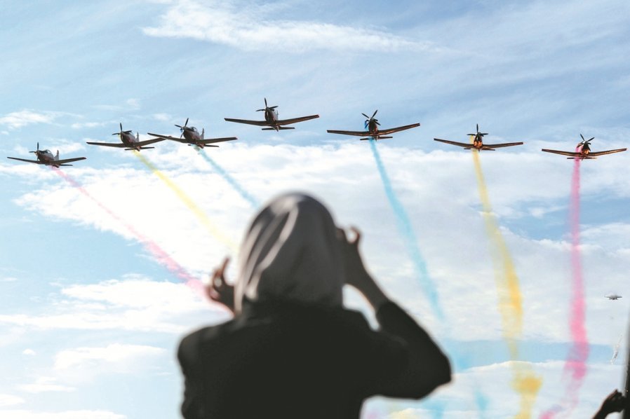 海空展开幕仪式，由来自大马皇家空军部队的战机呈献特技飞行表演，压轴场是5架战机喷出数道色彩，让天空绽放缤纷色彩。