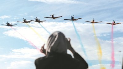 海空展开幕仪式，由来自大马皇家空军部队的战机呈献特技飞行表演，压轴场是5架战机喷出数道色彩，让天空绽放缤纷色彩。