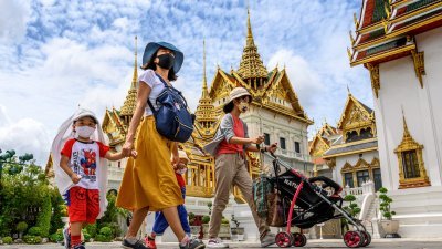 游客参观曼谷大皇宫。（图取自法新社档案照）