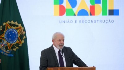 巴西总统卢拉当地时间周一在普拉纳尔托宫（总统府），启动“Mais Médicos”计划期间致辞，该计划旨在增加贫困和偏远地区的医疗服务供应。（图取自法新社）