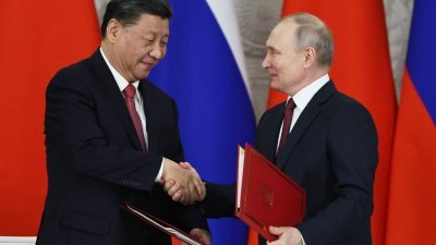 中国国家主席习近平与俄罗斯总统普京于周二，在克里姆林宫会谈后的签字仪式上握手。（图取自俄罗斯卫星通讯社/法新社）