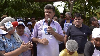巴拉圭反对党真正激进自由党（PLRA，又称蓝党）总统候选人阿莱格里，本月4日在政治集会上向支持者讲话。（图取自法新社）