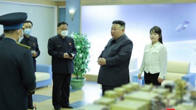 朝鲜官媒周三发布周二拍摄的照片，最高领导人金正恩（右2）携带女儿金主爱（音译）视察国家宇宙开发局。（图取自朝中社/法新社）