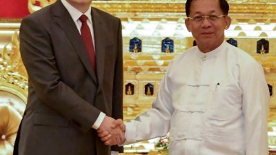 中国国务委员兼外长秦刚于周二，在内比都会见缅甸军政府首脑敏昂莱。（图取自缅甸军事情报组/法新社）