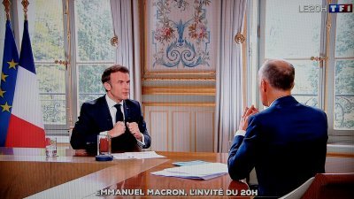 法国总统马克龙接受法国电视一台（TF1）专访。（图取自法新社）
