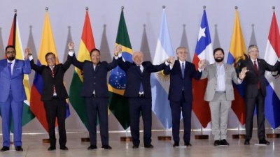 时隔9年，南美国家领导人峰会在巴西首都巴西利亚召开，与会者拍摄全家福。（图取自法新社）