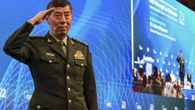 中国防长李尚福周日在新加坡“香格里拉对话”亚洲安全会议上演讲前，向现场观众敬礼。（图取自法新社）