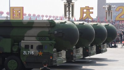 为庆祝中华人民共和国成立70周年，在天安门广场举行的阅兵仪式上，中国展示了“东风-41”洲际弹道导弹。（图取自法新社）
