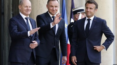 法国总统马克龙（右）当地时间周一在巴黎爱丽舍宫，欢迎到访的波兰总统杜达（中）与法国总理肖尔茨（左）。（图取自法新社）

